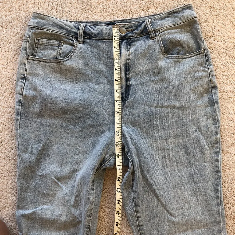 NWOT Versona Women's Flare Split Crop Ankle Light Wash Jeans - Picture 8 of 11